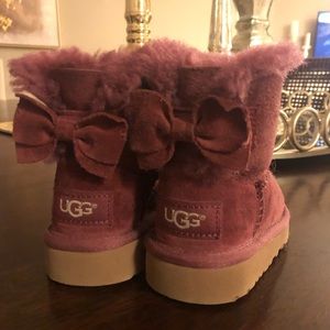 Toddler girl UGGs with bow — size 6